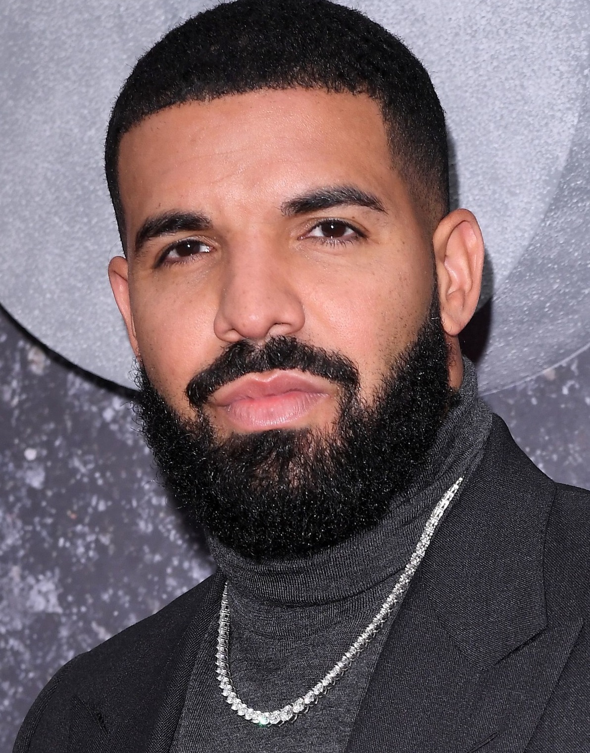 Să fie oare trend-ul anului? Drake s-a tuns ca Justin Bieber și tot internetul râde de el