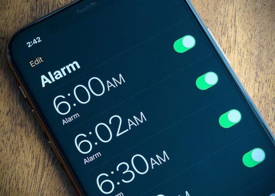 Ți-e greu să te trezești dimineața? Asta e aplicația pe care trebuie să o ai în telefon!