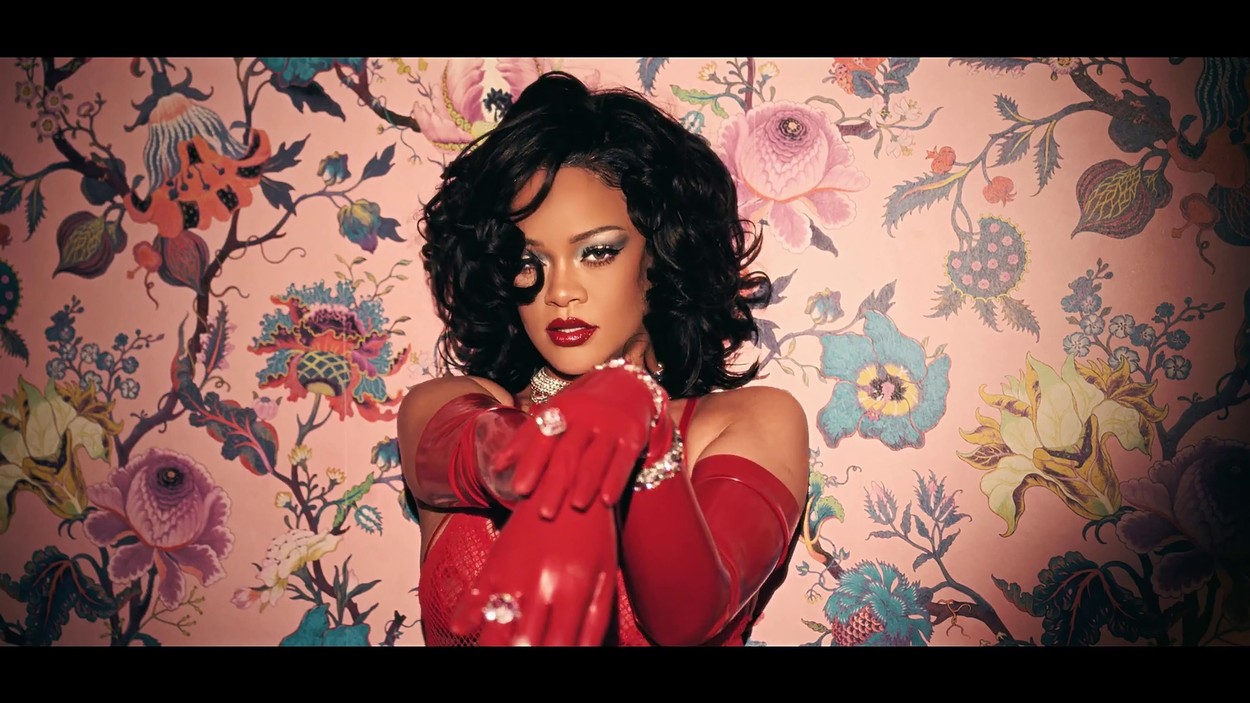 Rihanna dă moda! Artista lansează un nou trend pentru iarna asta. Ai purta așa ceva?
