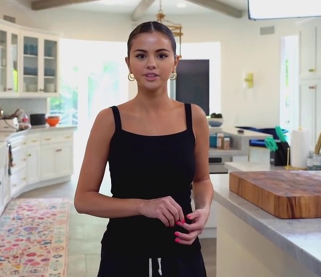 La un pas de o tragedie! Selena Gomez aproape că a dat foc bucătăriei în timp ce gătea. Totul a fost filmat!