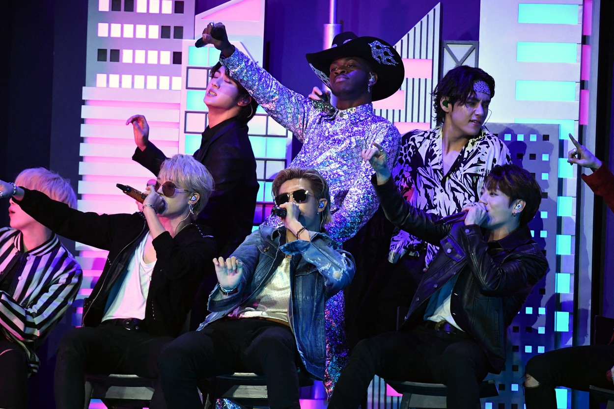 BTS army, this is for you! Șase momente în care băieții de la BTS au colaborat cu alți artiști. Care e piesa voastră preferată?