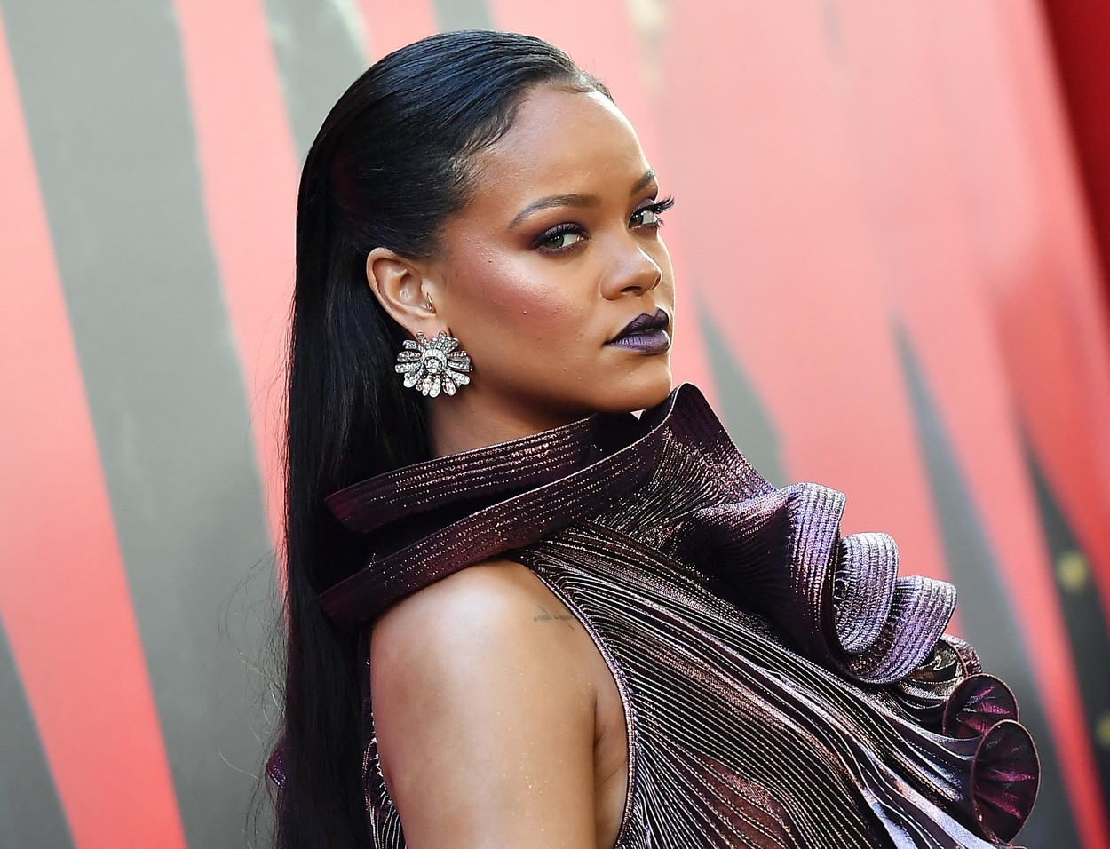 Ce-ai făcut, Rihanna?! Artista a fost dată în judecată din cauza brand-ului ei de cosmetice. Ce ingredient îi face probleme?
