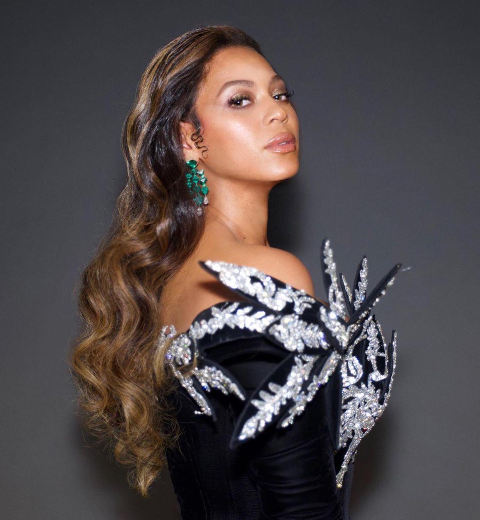 A rupt Photoshop-ul în două! Beyoncé este de nerecunoscut în cel mai recent shooting. A exagerat?