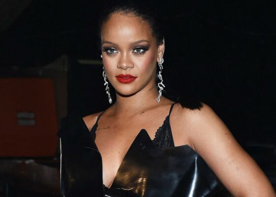 Naughty girl! Rihanna, topless pe Instagram. Cine a provocat-o să se dezbrace?