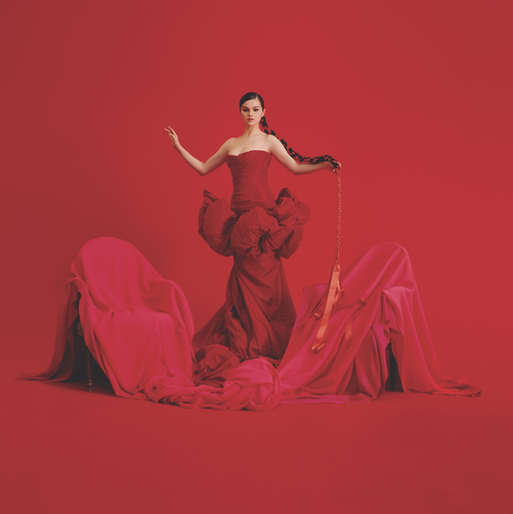Gata cu așteptarea! Selena Gomez a lansat ”Revelación”, primul ei album în limba spaniolă. Dă-i play!