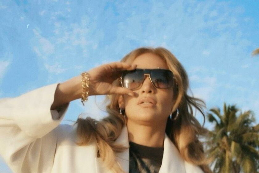Mai ușor cu Photoshop-ul! Jennifer Lopez s-a pozat în halat, iar ochiul vigilent al fanilor a taxat-o. Ce gafă a făcut artista?