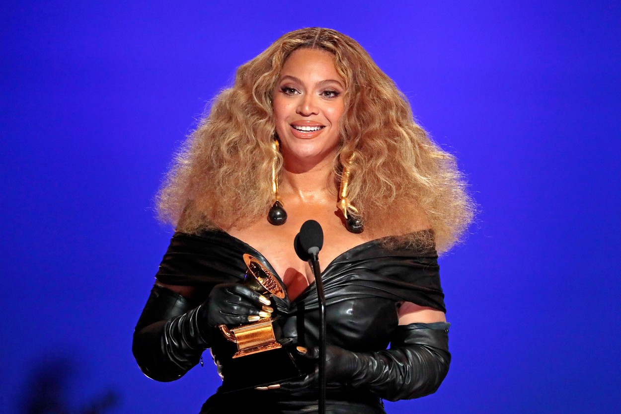 She’s a wizard! Beyonce a purtat un accesoriu care a sfidat gravitația și tot internetul vorbește despre asta