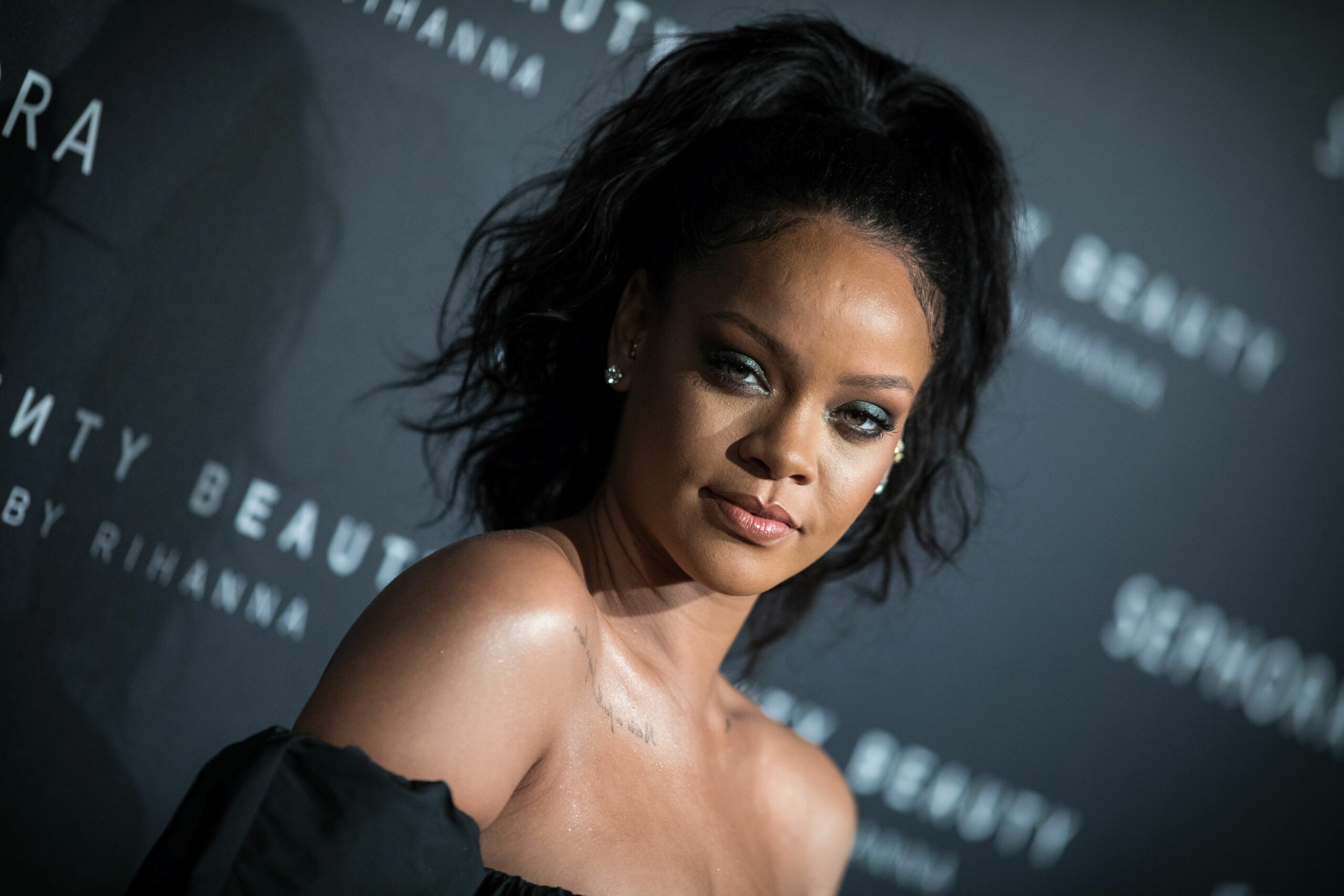 Era și timpul! Rihanna revine cu piese noi. Ăsta este indiciul care a dat-o de gol pe artistă!