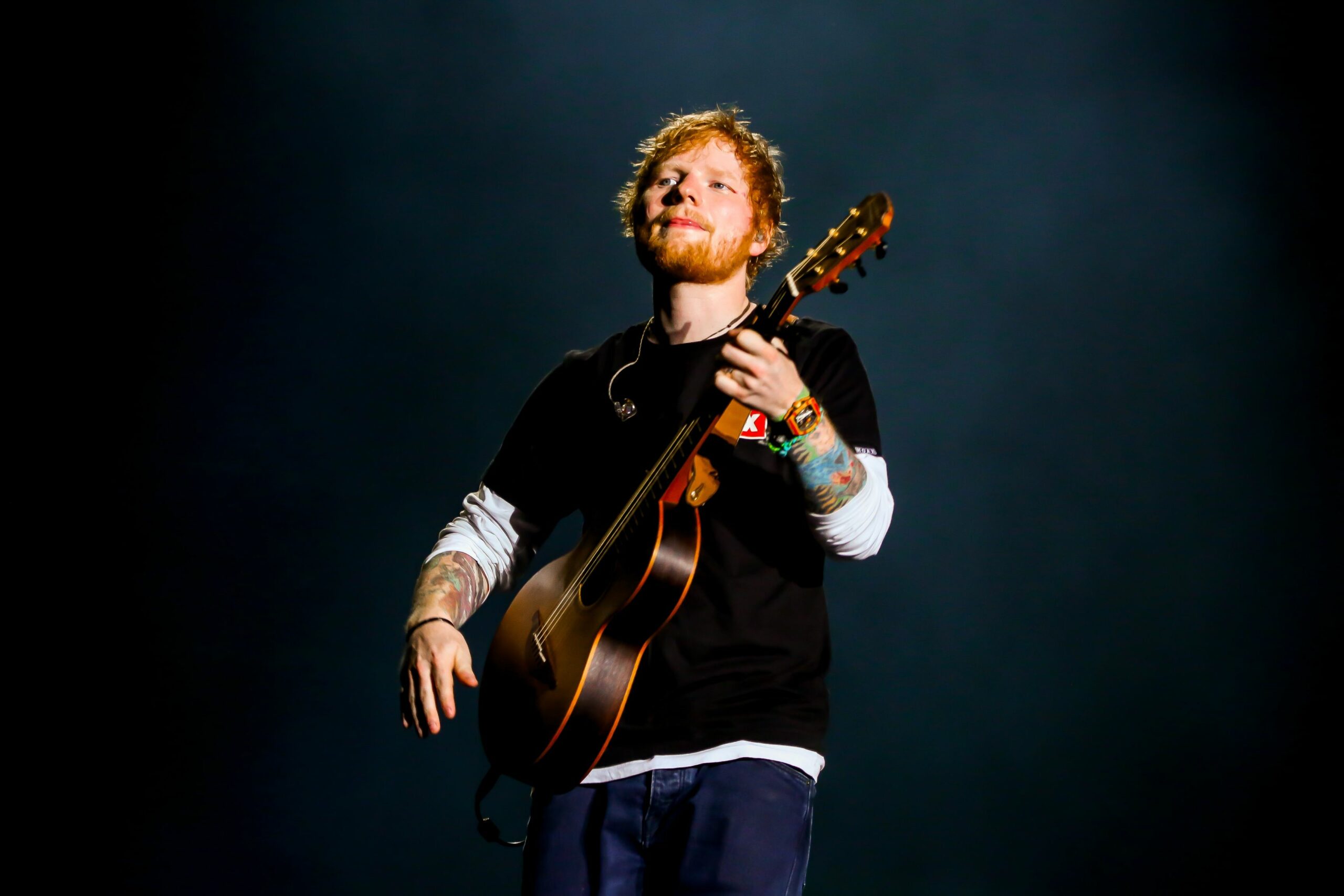 S-a lăsat cu lacrimi. Ed Sheeran a cântat o piesă compusă în carantină și a plâns. Ai văzut momentul?