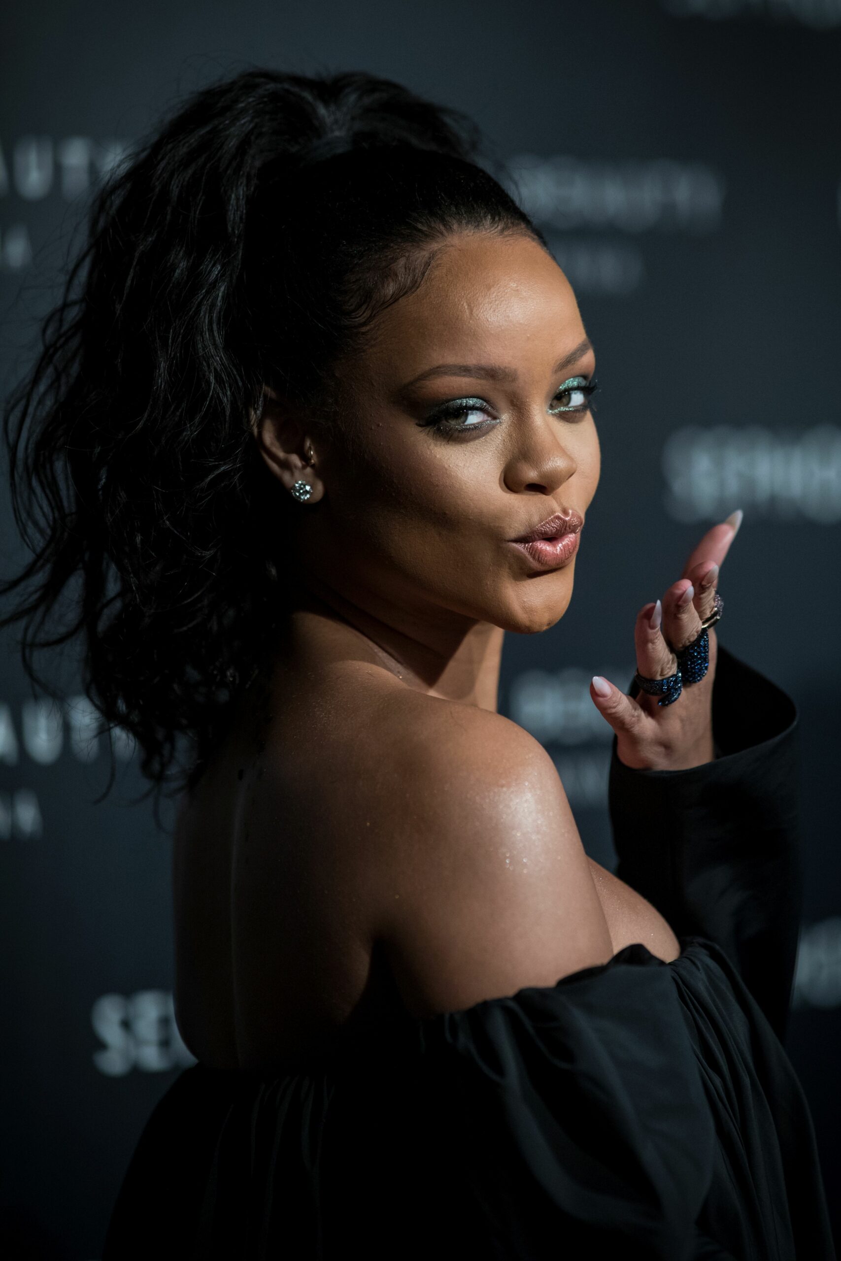 B***h, better have her money! Rihanna e cea mai bogată cântăreață din lume. Ce avere a adunat în conturi?