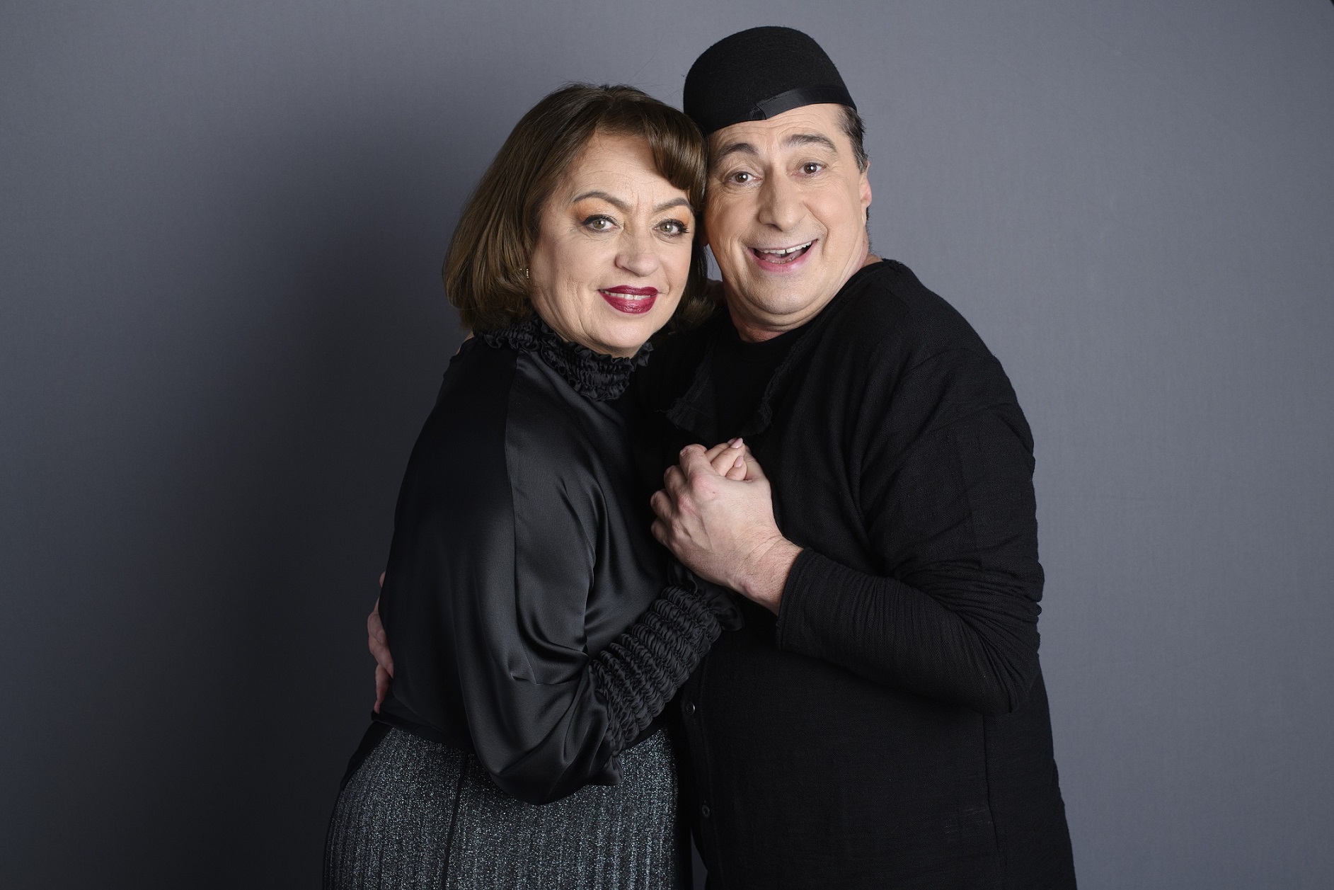 Sâmbătă, de la 20:00, la Antena 1, Adriana şi Romică se transformă în Leontina Văduva si Luciano Pavarotti Adriana: Îmi vine să plâng, să plec acasă!