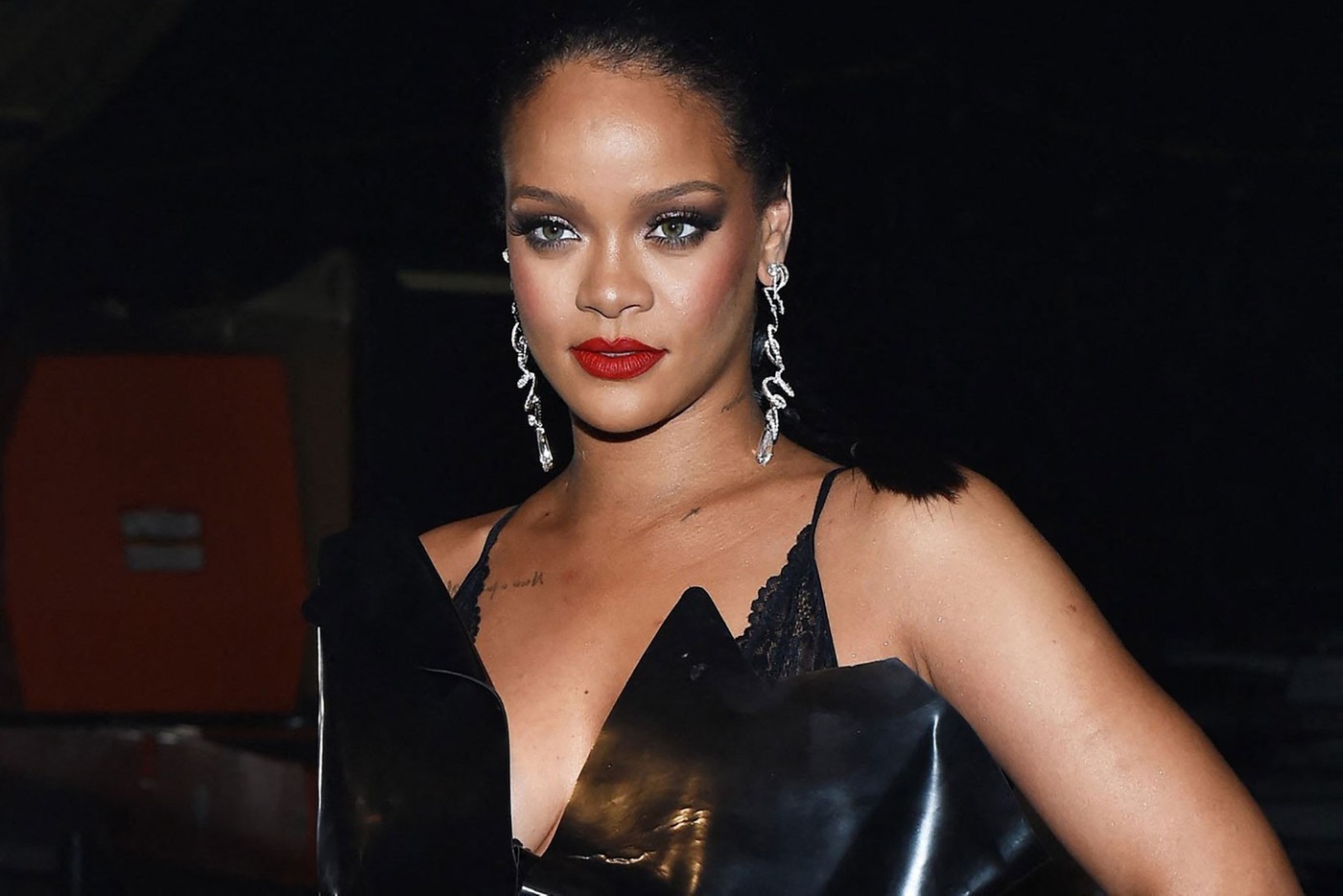 Not her best choice. Rihanna a ales ambasadorul noii colecții de lenjerie și a împărțit online-ul în două