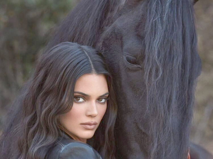 Kendall Jenner și-a pus internetul în cap, din nou. Cum își promovează brand-ul de tequila?