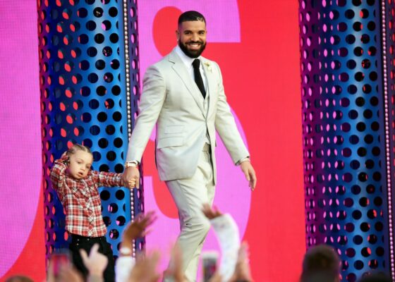 Like father, like son. Drake a urcat pe scenă alături de băiețelul lui de trei ani. Micuțul a cucerit audiența