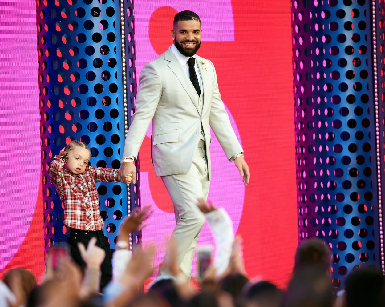 Like father, like son. Drake a urcat pe scenă alături de băiețelul lui de trei ani. Micuțul a cucerit audiența