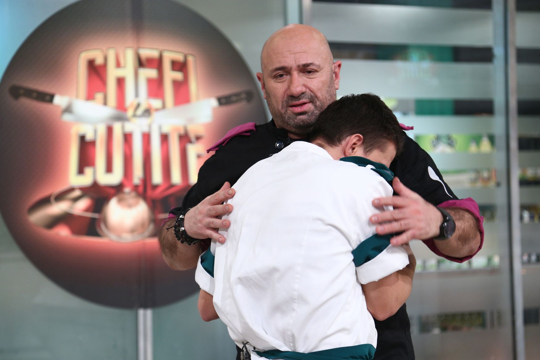 Aseară, când show-ul a fost lider de audiență, Paul Vasile, cuțitul de aur ales de chef Bontea, salvat de la eliminare de chef Scărlătescu