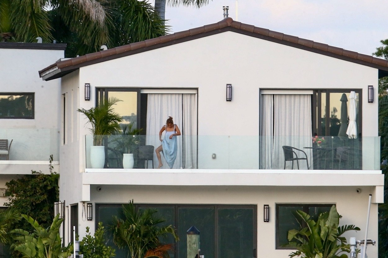 Cuibușor de nebunii… Cum arată casa de 17 milioane de dolari pe care au închiriat-o J. Lo și Ben Affleck în Miami