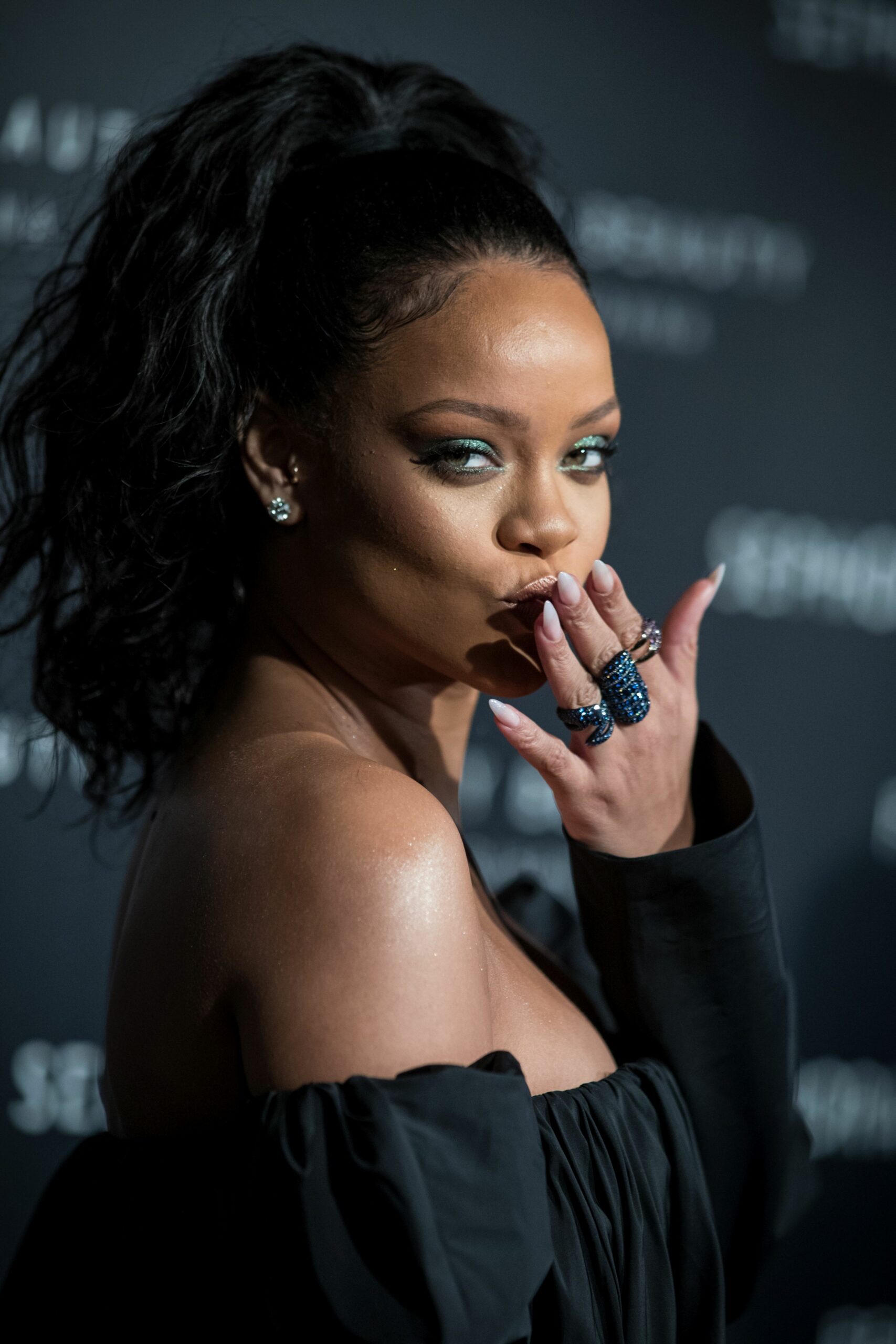 Nu e pentru cine se pregătește! 10 hituri pe care ar fi trebuit să le lanseze Rihanna, dar au ajuns la alți artiști