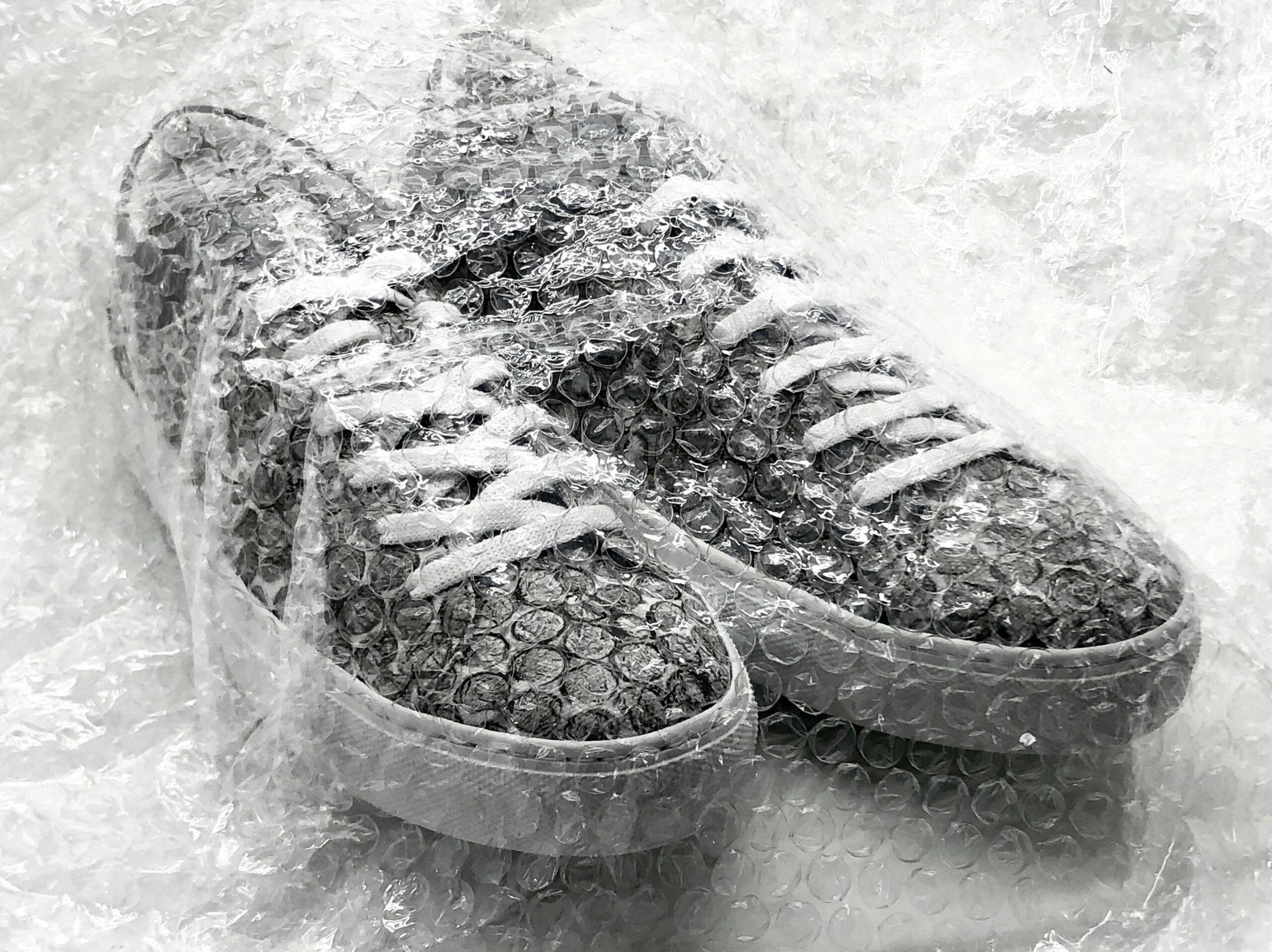 Fashioniste, fiți pe fază! S-au lansat primii sneakers confecționați din folie cu bule reciclată. Cât de cool sunt?