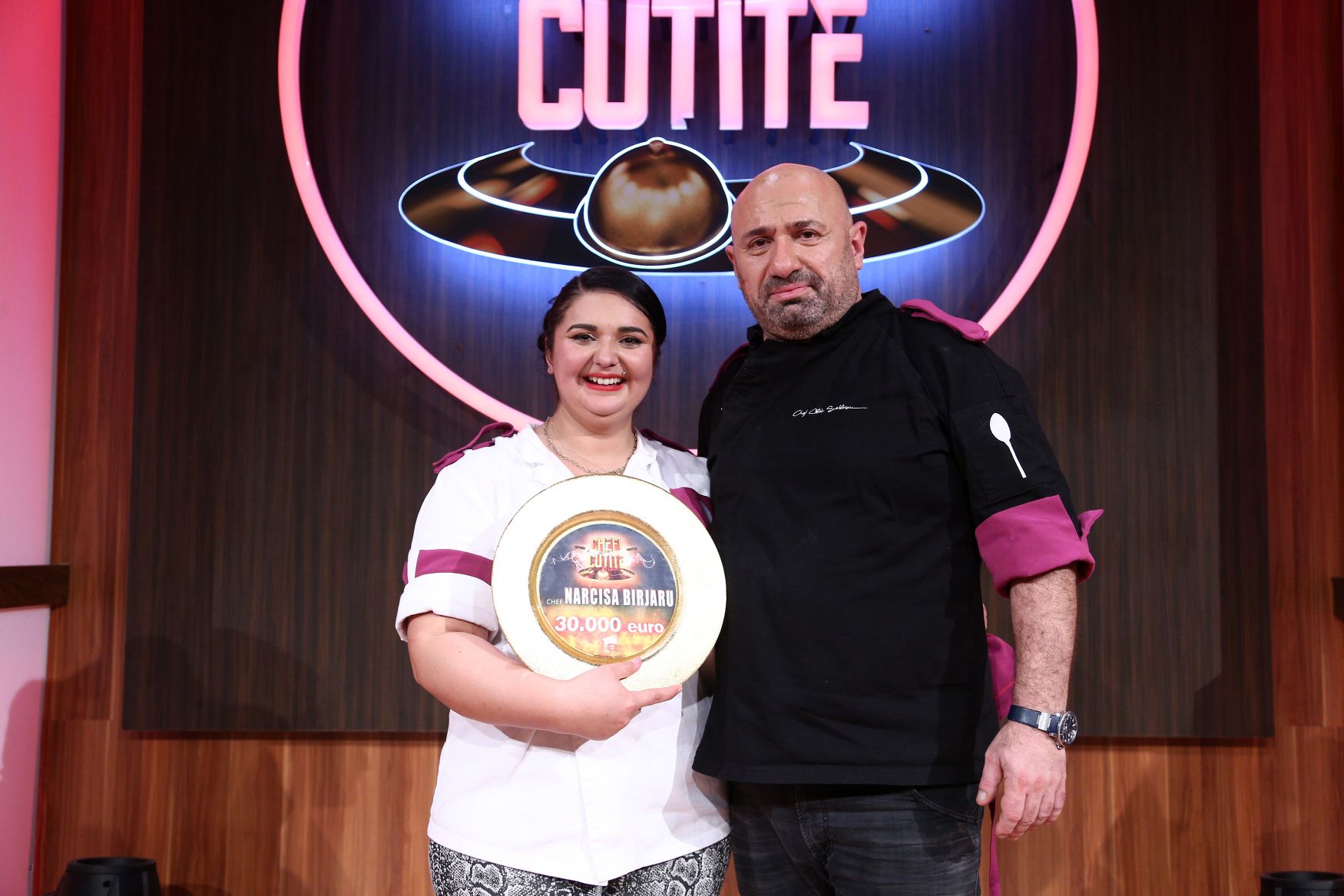 Aseară, când show-ul a fost lider de audiență, Narcisa Birjaru din echipa lui chef Scărlătescu, prima femeie câștigătoare la Chefi la cuțite