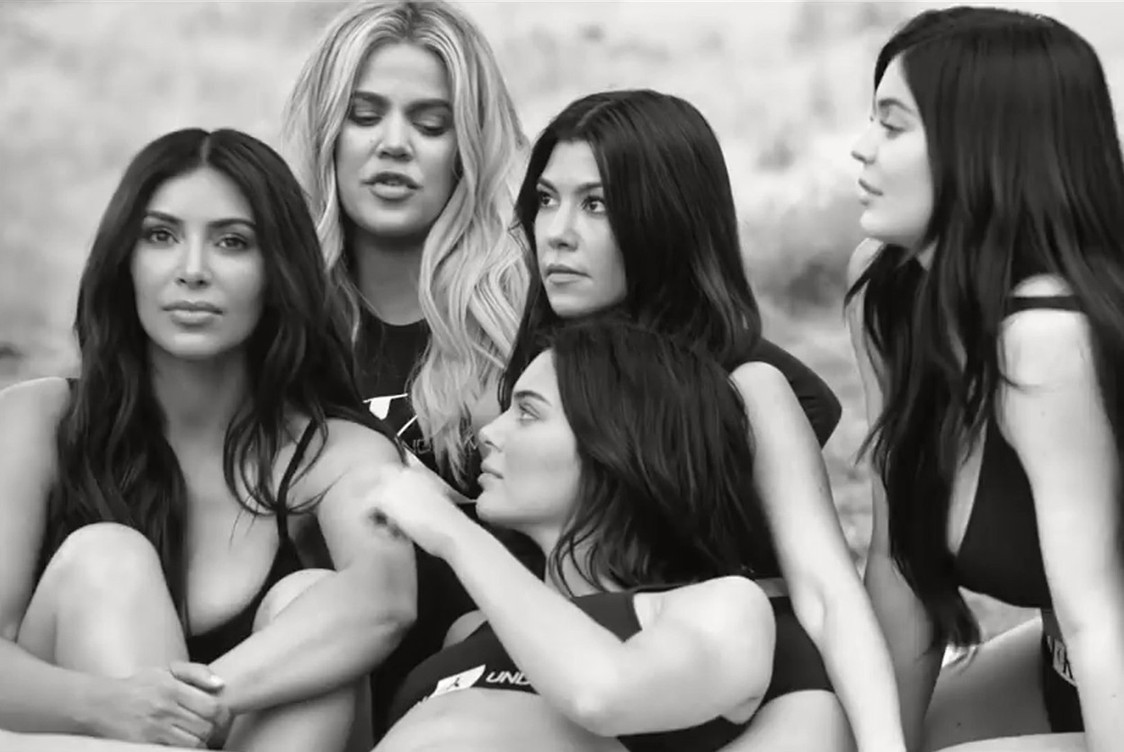 KUWTK a ajuns la final, după 14 ani. Cum arătau surorile Kardashian-Jenner înainte de operațiile estetice?