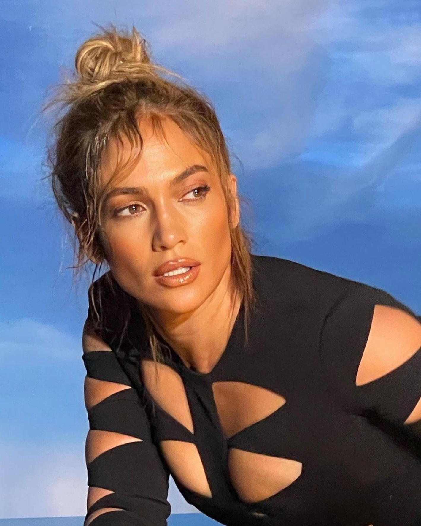 Minte poporul cu… Instagram-ul. Jennifer Lopez a pozat în costum de baie, dar a exagerat cu Photoshop-ul