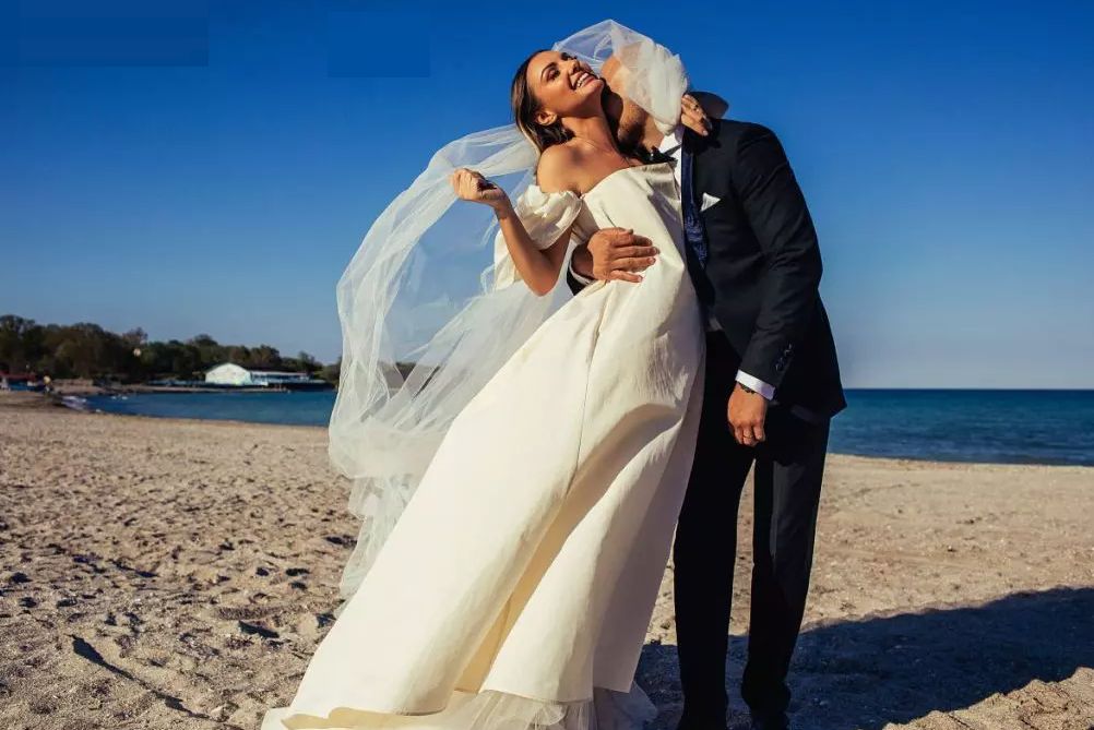The big day. Alexandra Stan a postat un filmuleț de la nunta de pe plajă. Ce accesoriu inedit a purtat mireasa