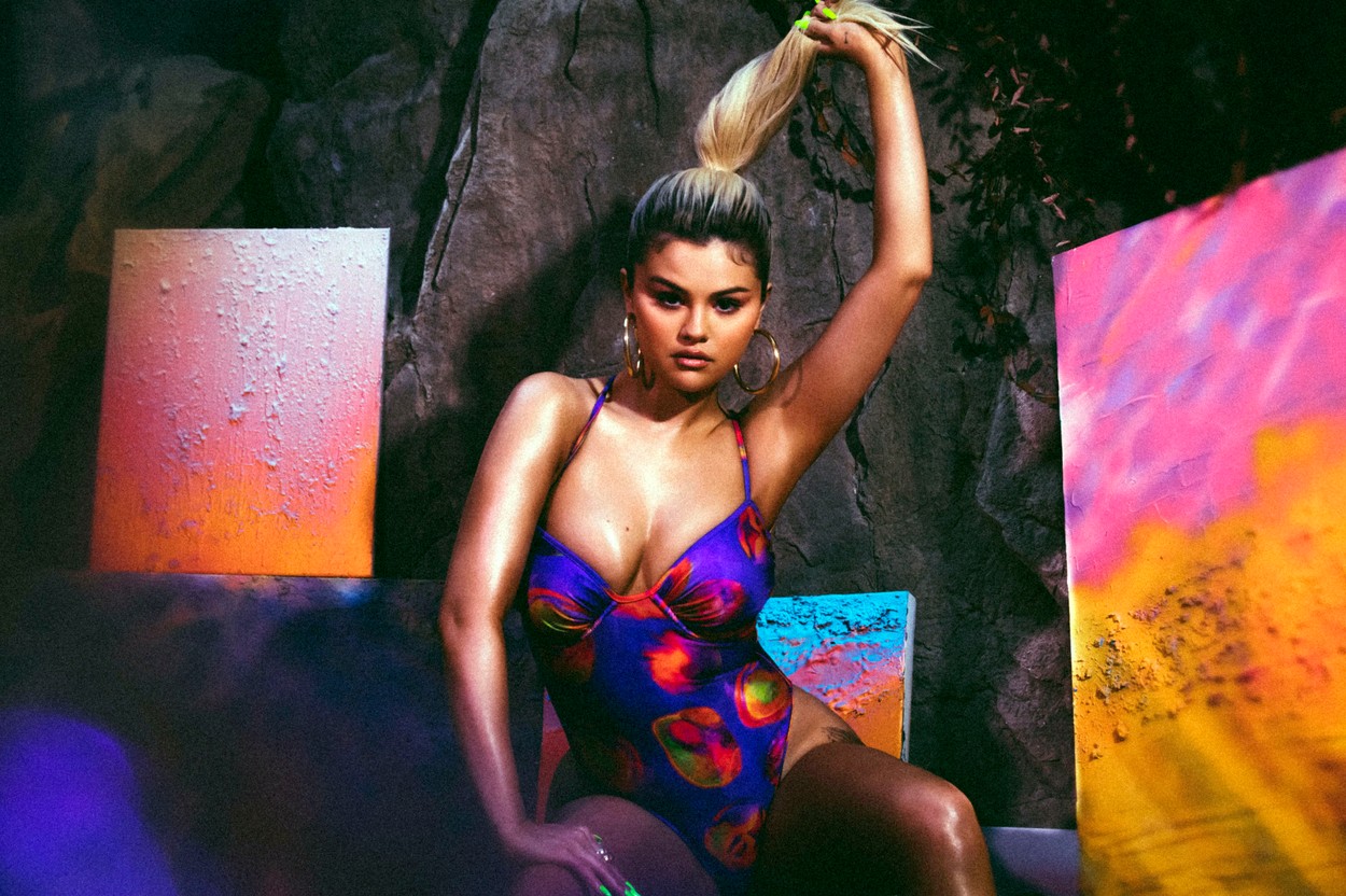 #BeachReady. Cât costă costumele de baie pe care le promovează Selena Gomez?
