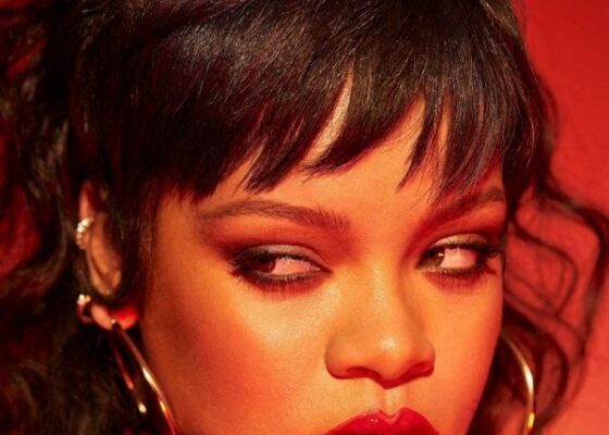 #ForRent. Rihanna își închiriază casa din Beverly Hills. Cât costă să dormi în patul ei?