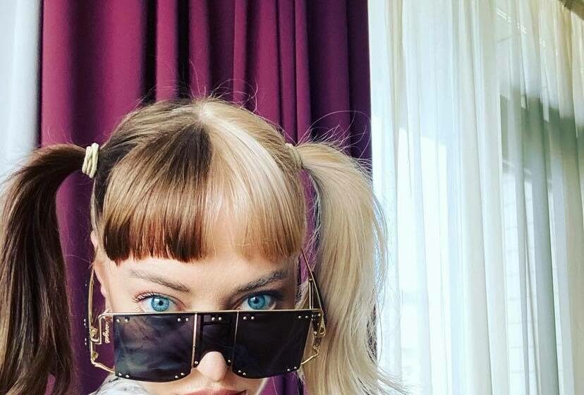 Delia lansează un nou trend și a purtat două perechi de ochelari de soare, în același timp. De unde s-a inspirat?
