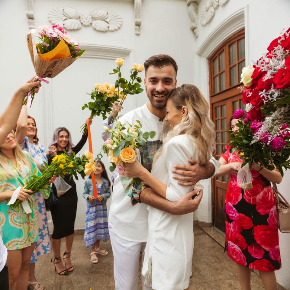 S-a strigat darul! Liviu Teodorescu s-a căsătorit religios în weekend. Cum a arătat nunta artistului?