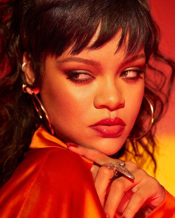 Girls, asta e pentru voi! Rihanna lansează un nou trend în materie de manichiură
