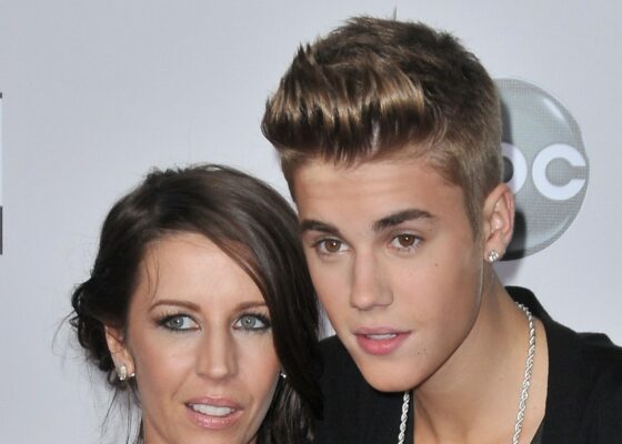 Justin Bieber are o mamă de nota zece! L-a născut când avea 18 ani și are o poveste de viață incredibilă