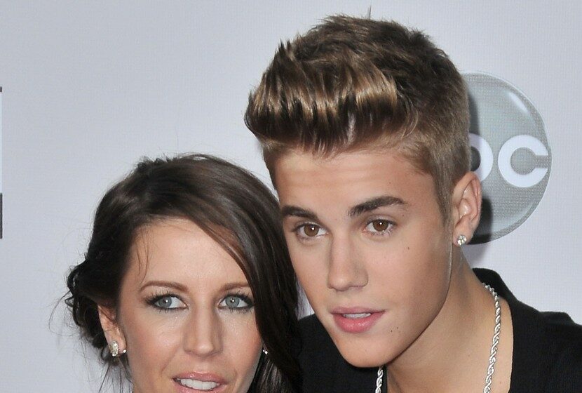 Justin Bieber are o mamă de nota zece! L-a născut când avea 18 ani și are o poveste de viață incredibilă