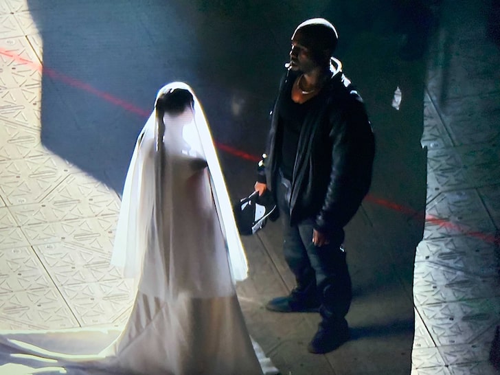 Kanye, ești ok? Rapper-ul și-a dat foc la evenimentul de lansare a albumului ”Donda”. Kim Kardashian a privit totul