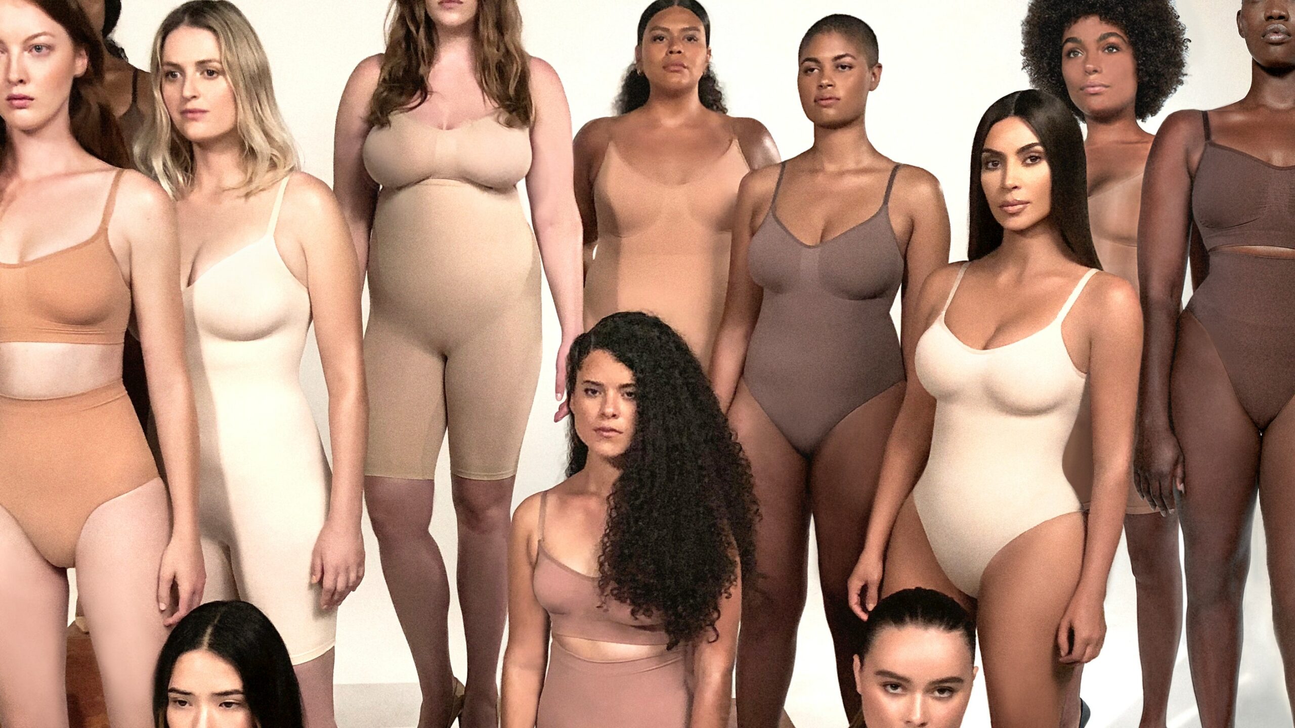 #HonestReview. Cum arată lenjeria din colecția lui Kim Kardashian atunci când este purtată de femei obișnuite?