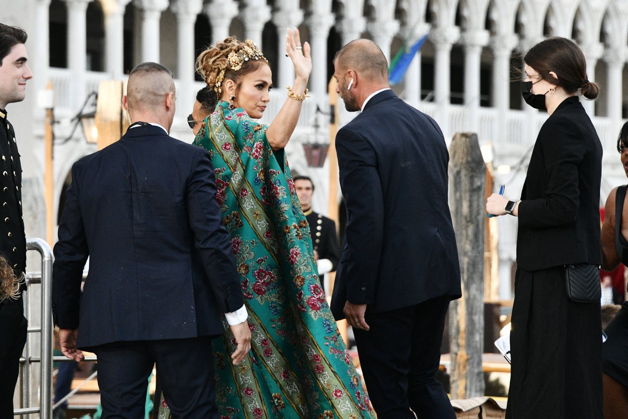 Jennifer Lopez, gafă de proporții la un eveniment dedicat modei. Ce au observat fanii?