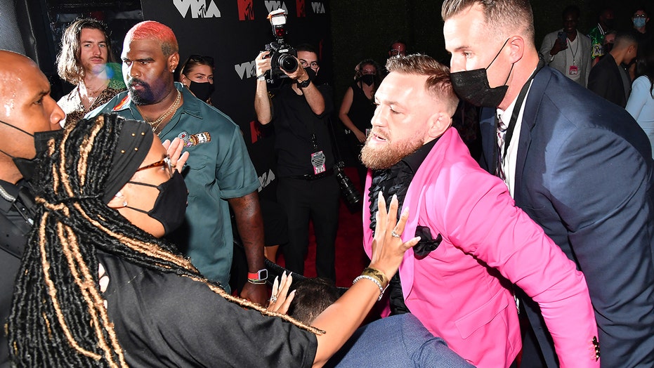 #fight. Conor McGregor s-a luat la bătaie cu un artist la VMA. Întregul moment a avut loc fix pe covorul roșu