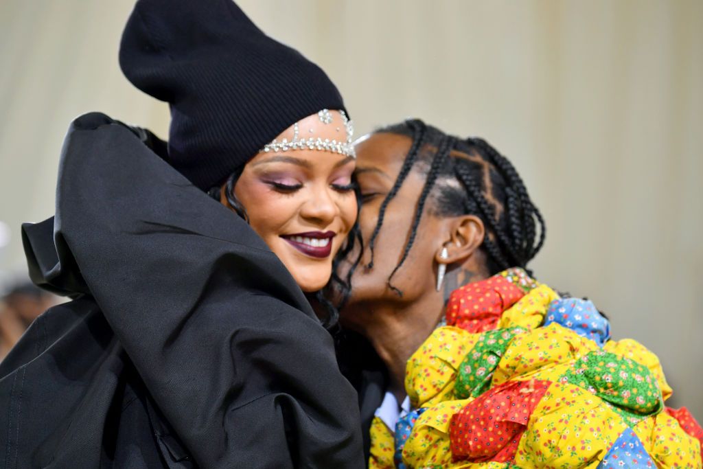 #Debut. Rihanna și A$AP Rocky s-au afișat oficial ca un cuplu la MET Gala. Cum s-au îmbrăcat cei doi?