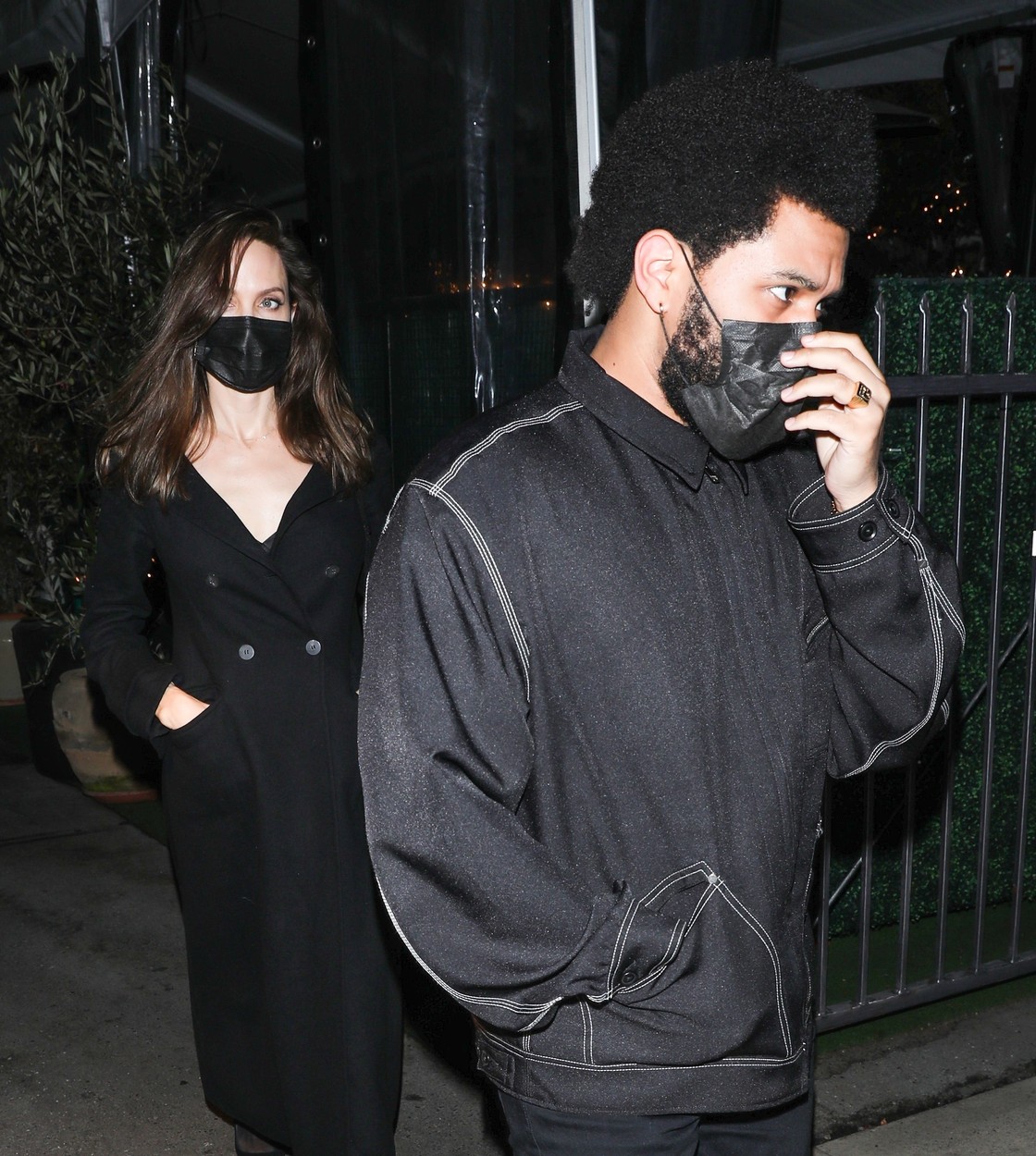 New couple?! The Weeknd a scos-o pe Angelina Jolie la o cină romantică. Cum au fost surprinși cei doi