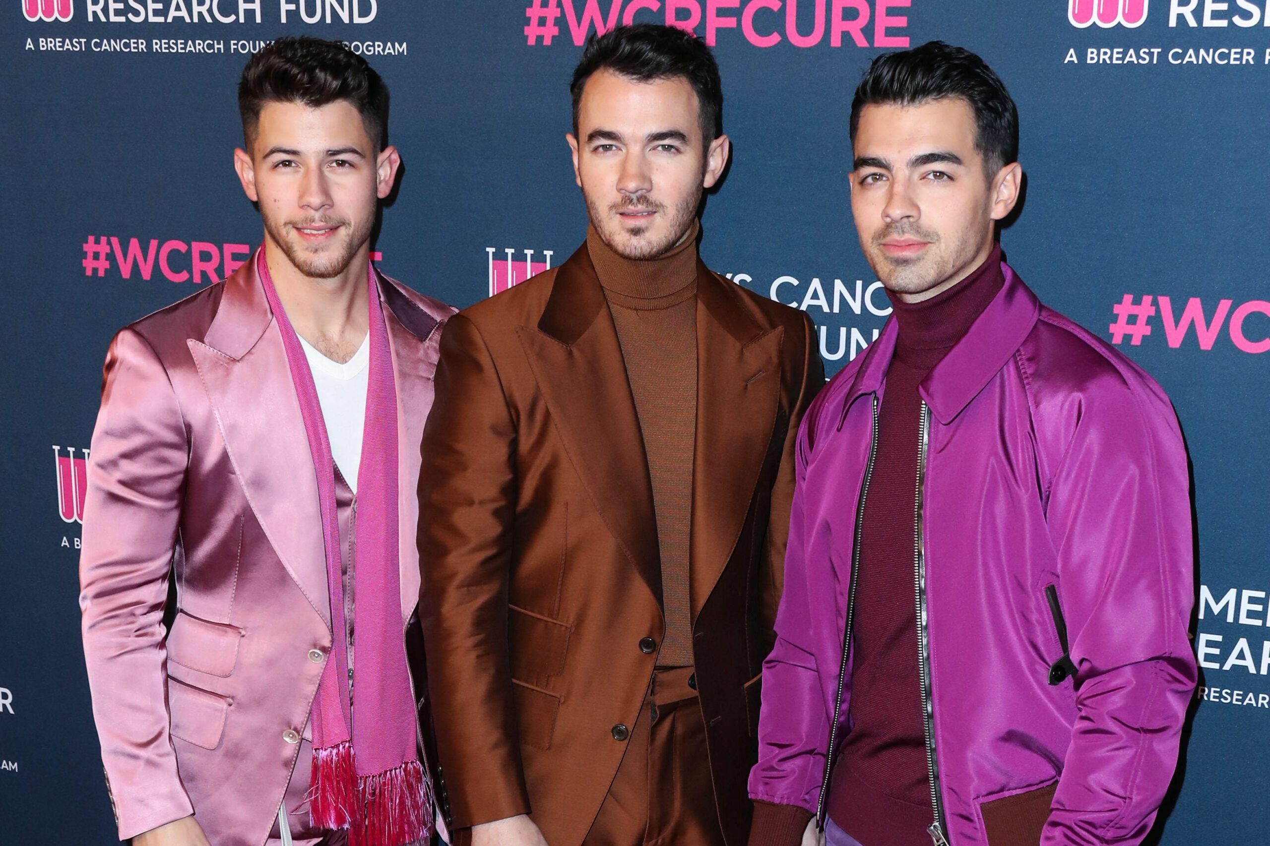 #roast. Jonas Brothers au bătut palma cu cei de la Netflix. Ce te așteaptă luna viitoare?