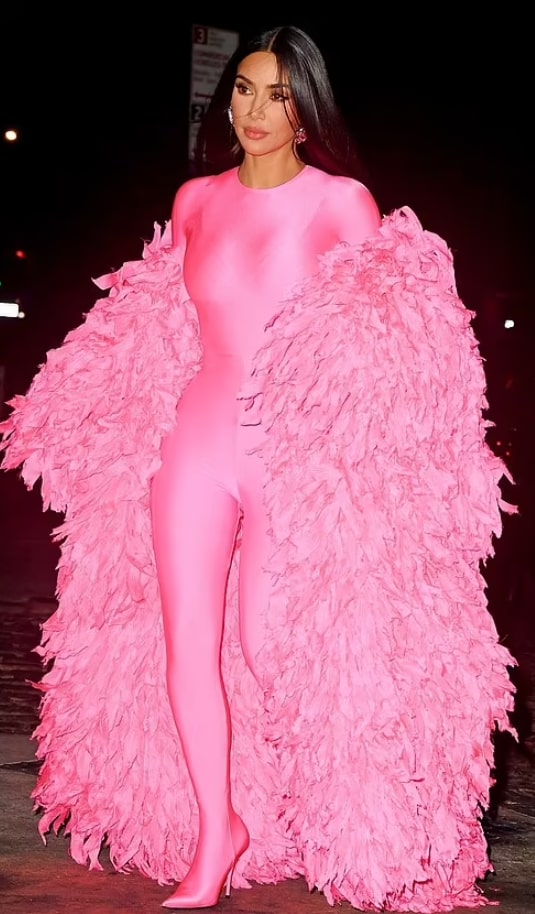 Busted! O artistă de la noi „a furat” outfit-ul lui Kim Kardashian. Cui îi stă mai bine în celebra salopetă roz?