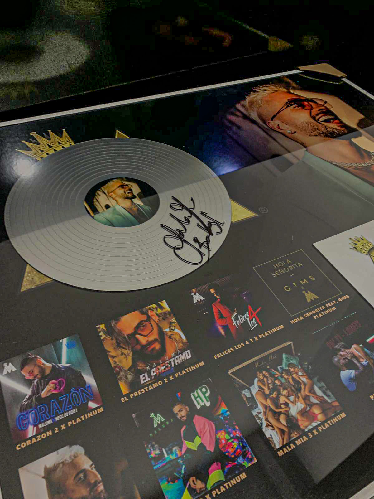 Give him the crown! Maluma a primit Discul de Platină din partea României. Ce performanțe a reușit artistul