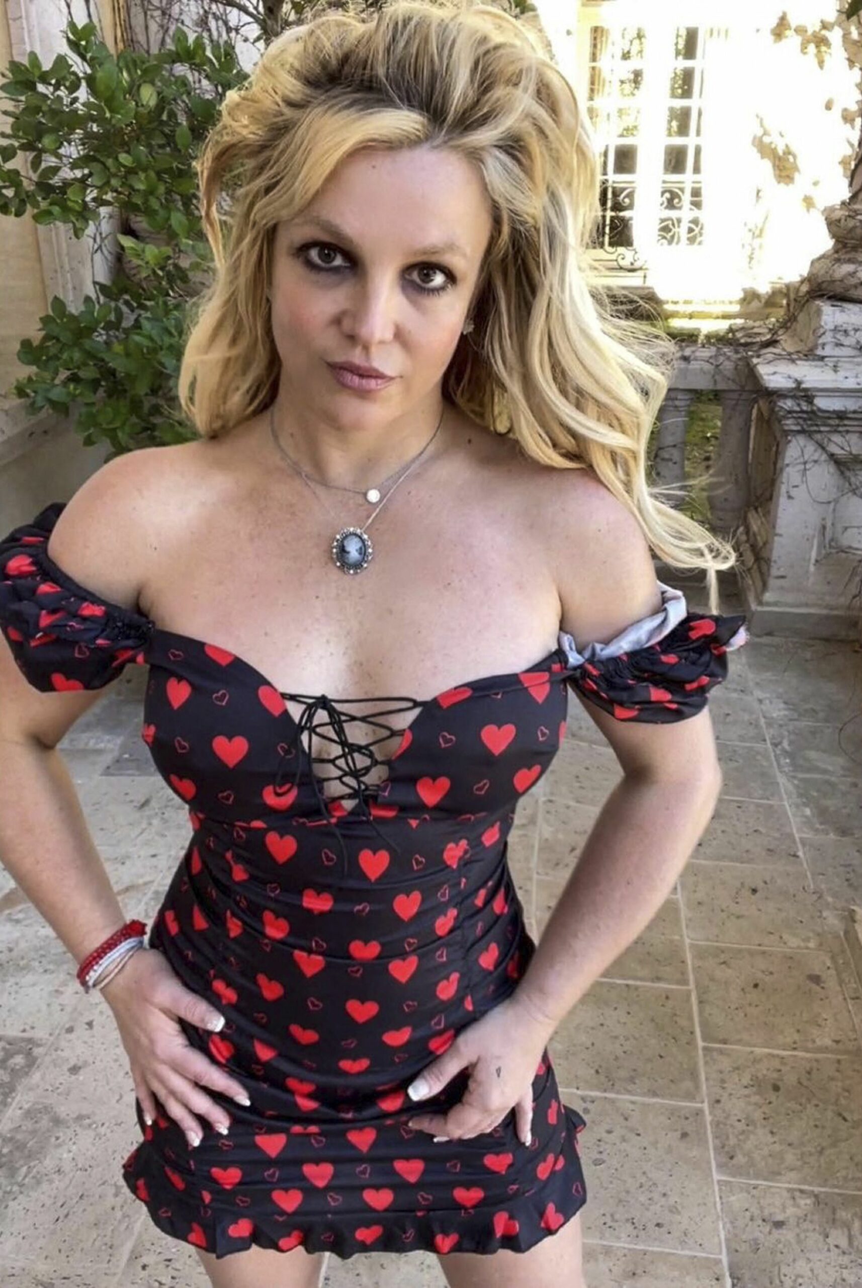 Bride to be. Britney Spears le-a oferit fanilor primele detalii despre cum va arăta rochia ei de mireasă