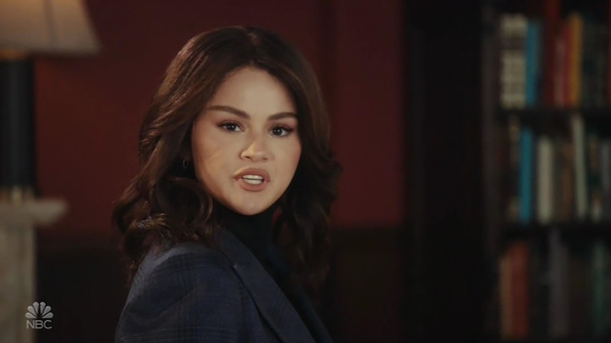 Selena Gomez a prezentat Saturday Night Live pentru prima dată și a făcut mișto despre trecutul ei amoros