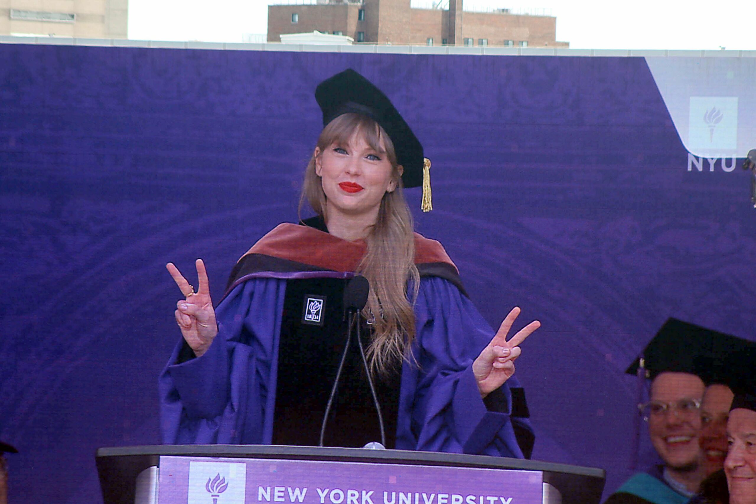 Taylor Swift a primit o diplomă onorifică din partea Universității din New York, iar discursul ei i-a emoționat pe toți