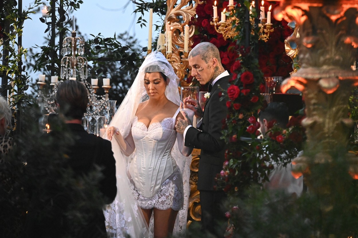 Kourtney Kardashian s-a căsătorit, pentru a treia oară, cu Travis. Ceremonia a avut loc în Italia, dar fără Scott