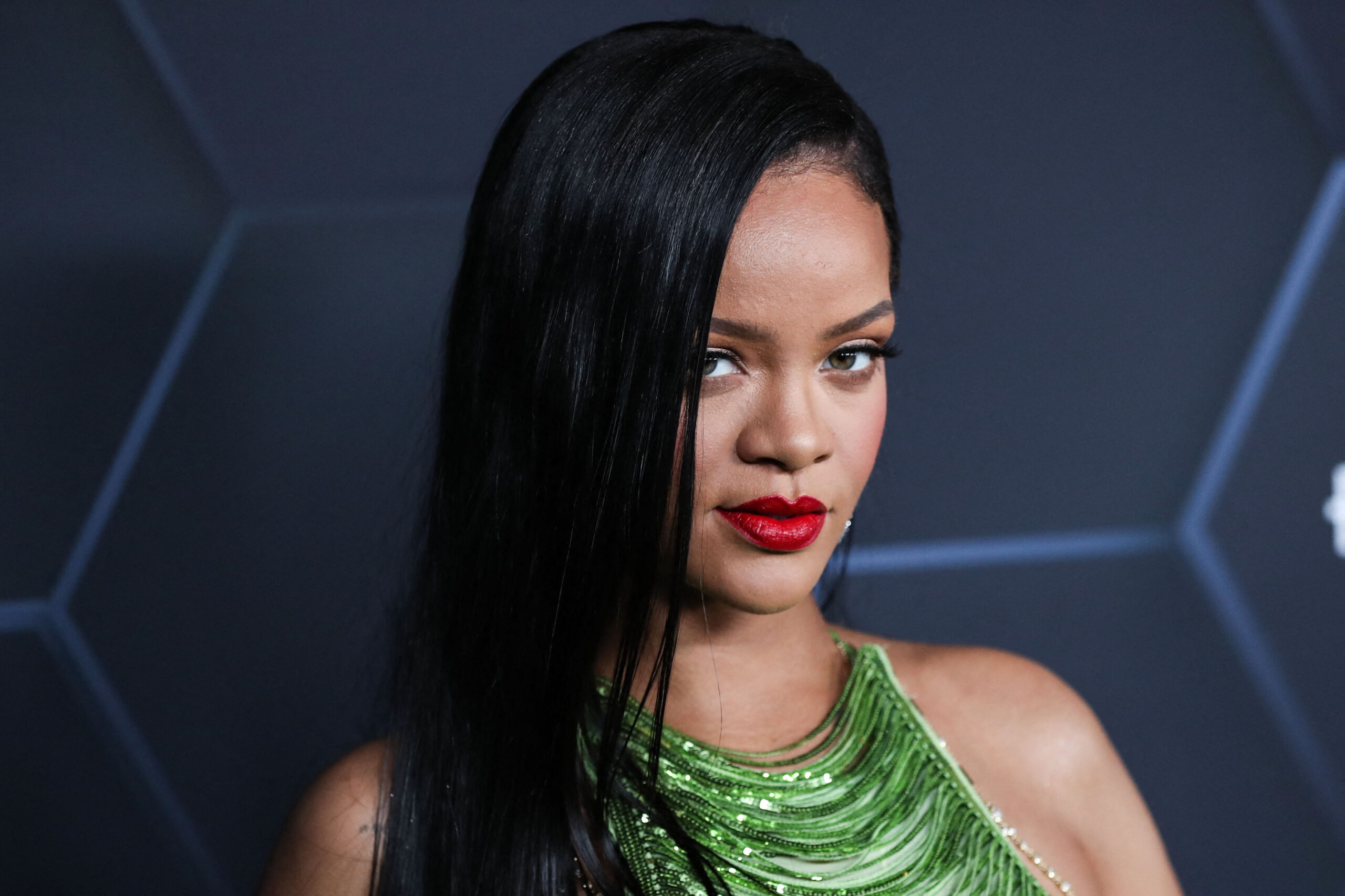B***h, better have her money! Rihanna este cea mai tânără miliardară potrivit topului Forbes