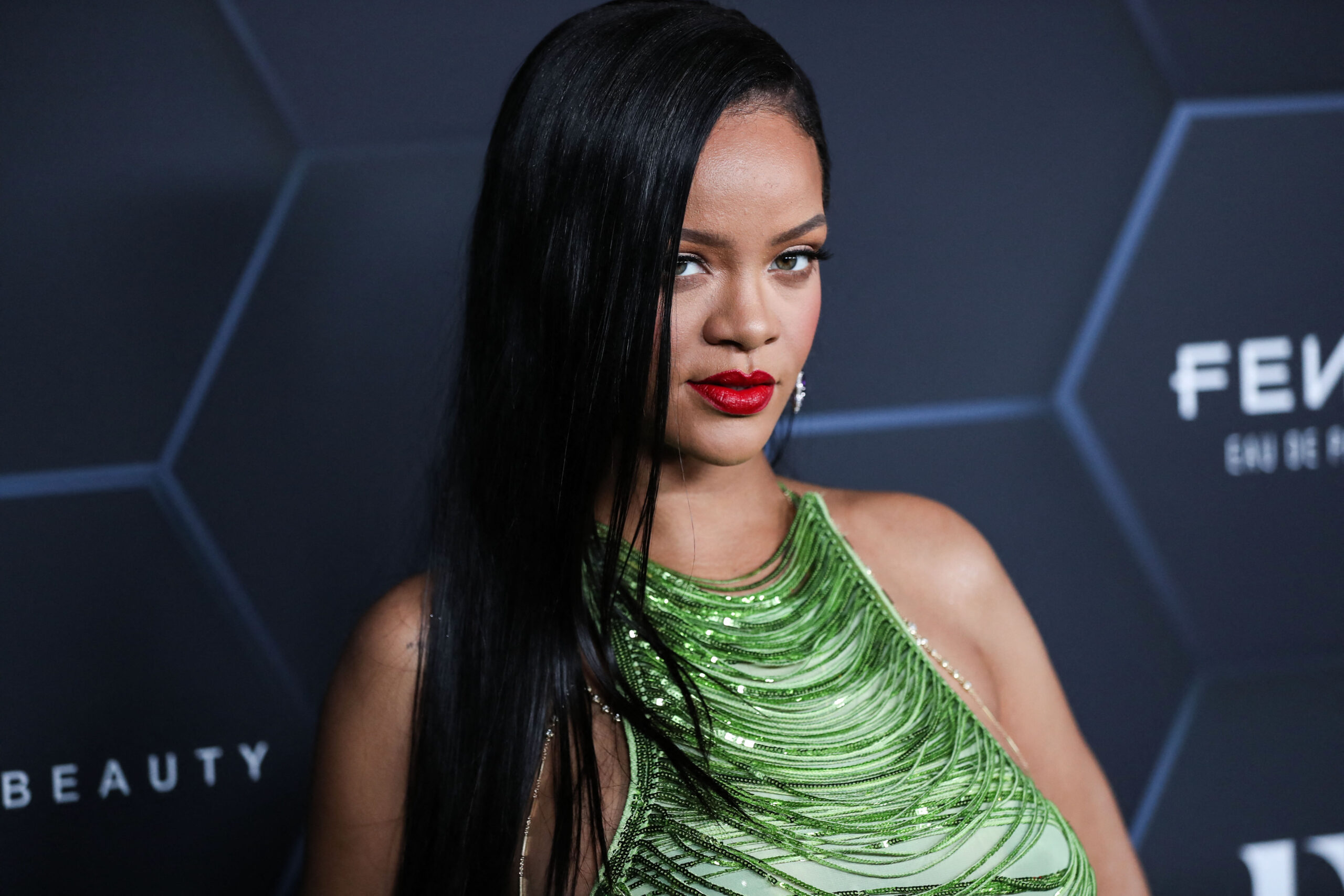 Hot AF. La două luni după ce a devenit mămică, Rihanna a făcut senzație într-un corset din piele