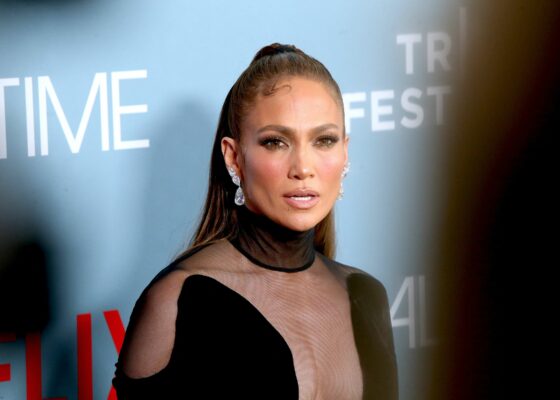 53 and still hot! Jennifer Lopez, fără haine în noua campanie pentru brand-ul „JLo Beauty”